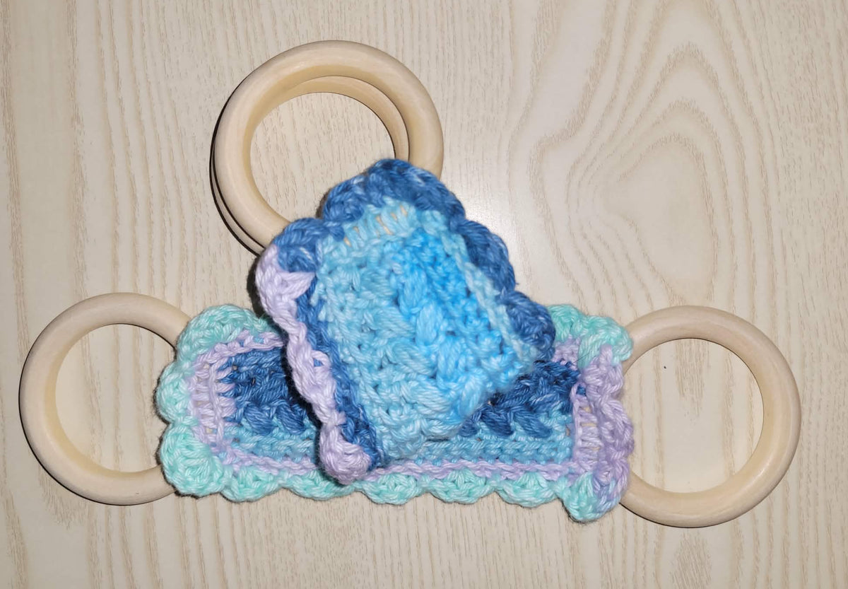 Crochted kitchen towel holder with wooden rings